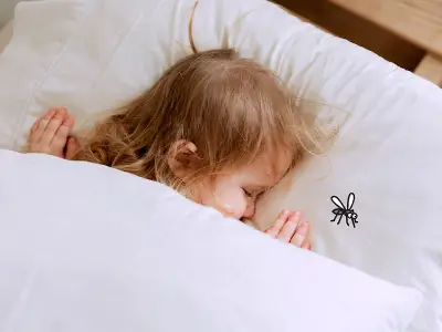 자고 있는 아기 주변에 모기가 날아다닌다.